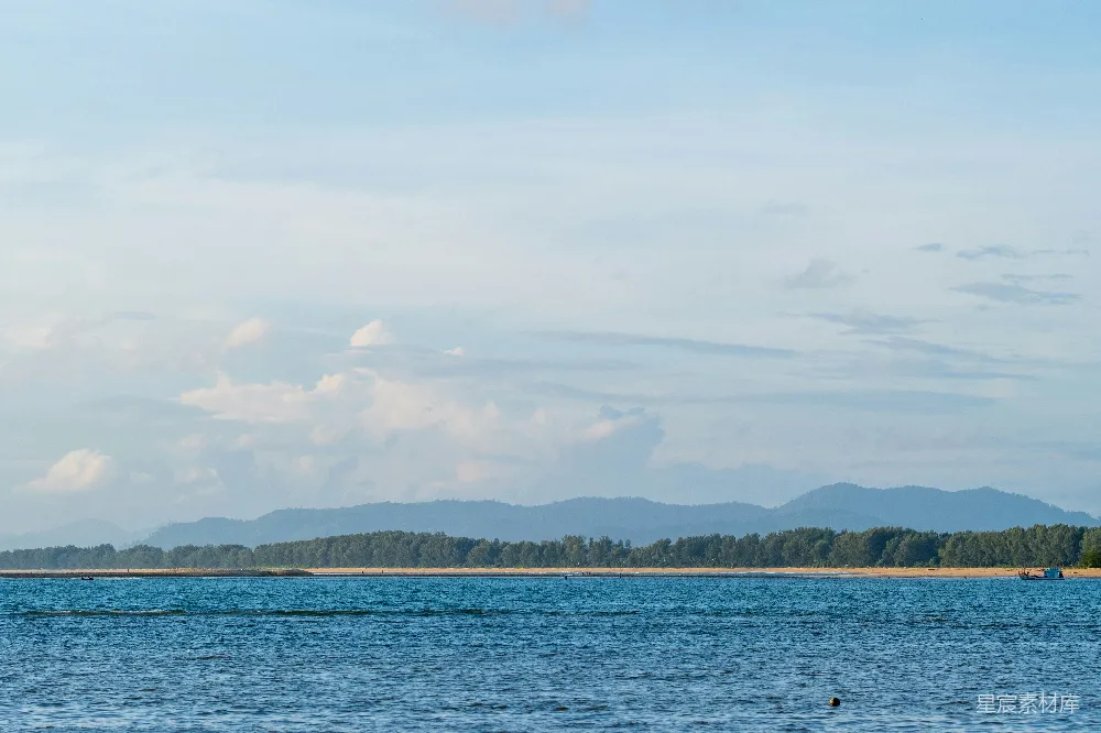 高清摄影  漂浮在一大片水体上的小船