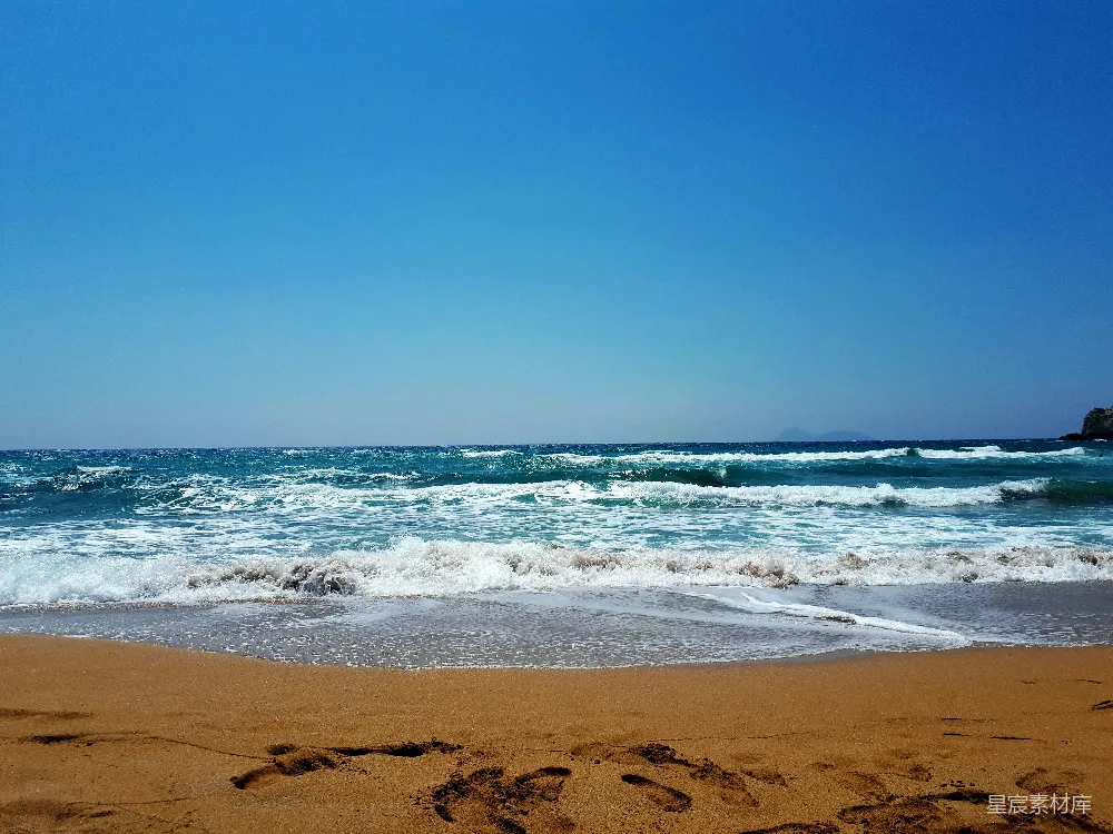 高清摄影  海浪在白天拍击着海岸