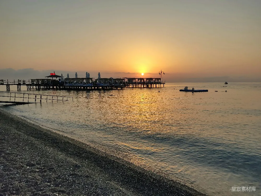 高清摄影 海滩上的太阳正在 Setting 下水。