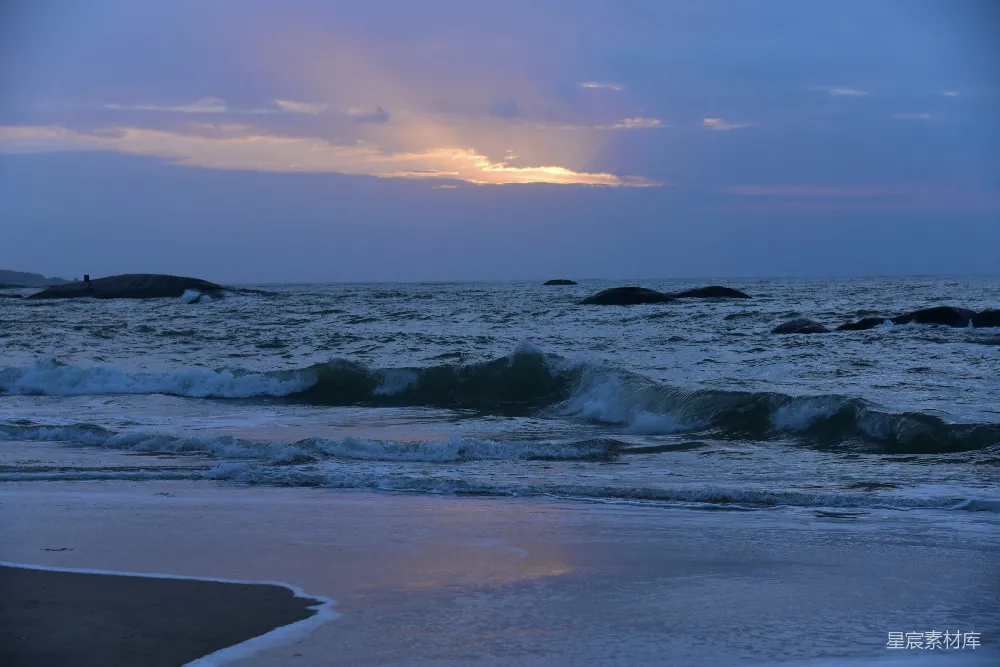 高清摄影 夕阳下海浪拍打在岸边