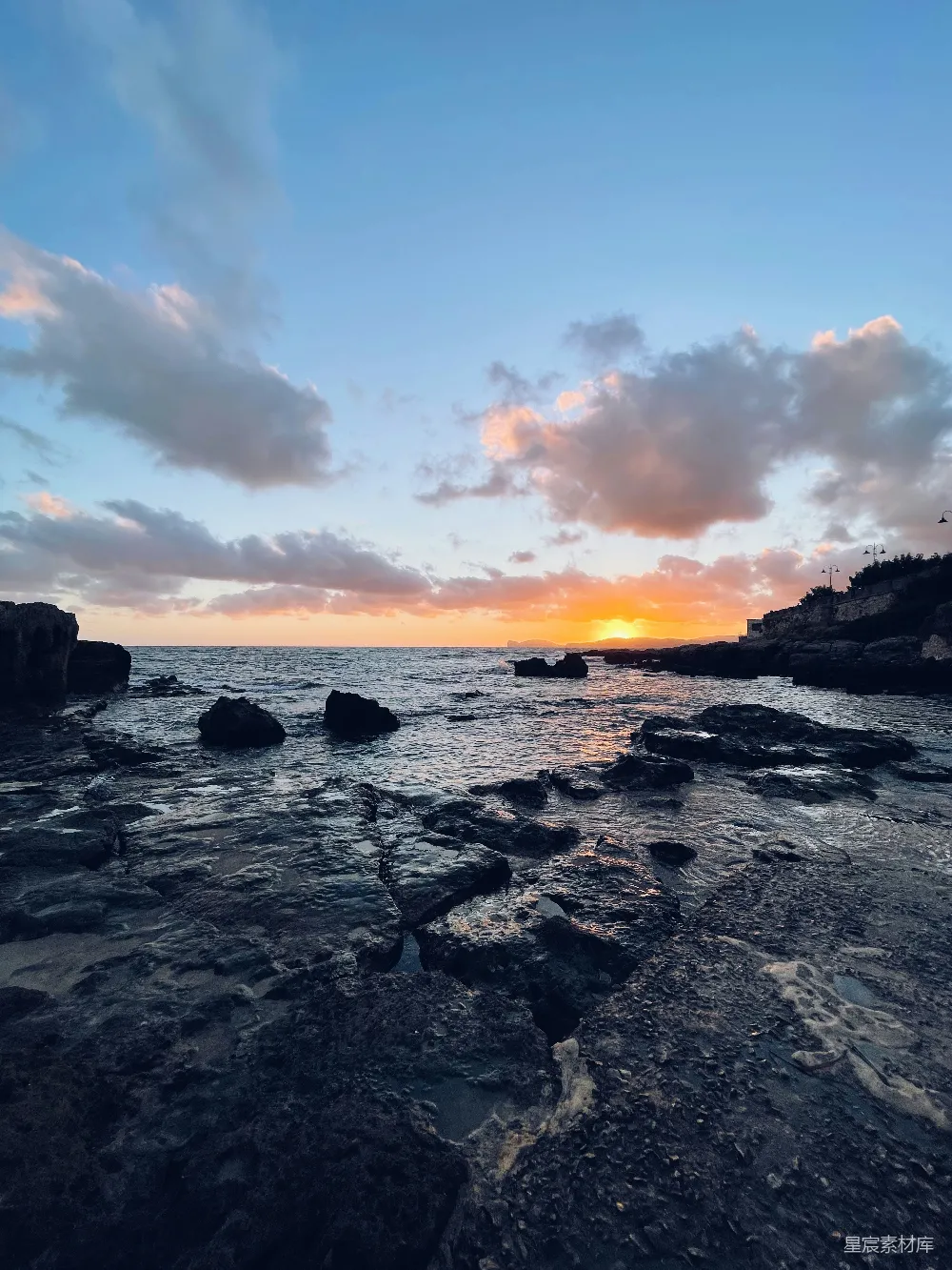 高清摄影 一片岩石嶙峋的海滩与日落