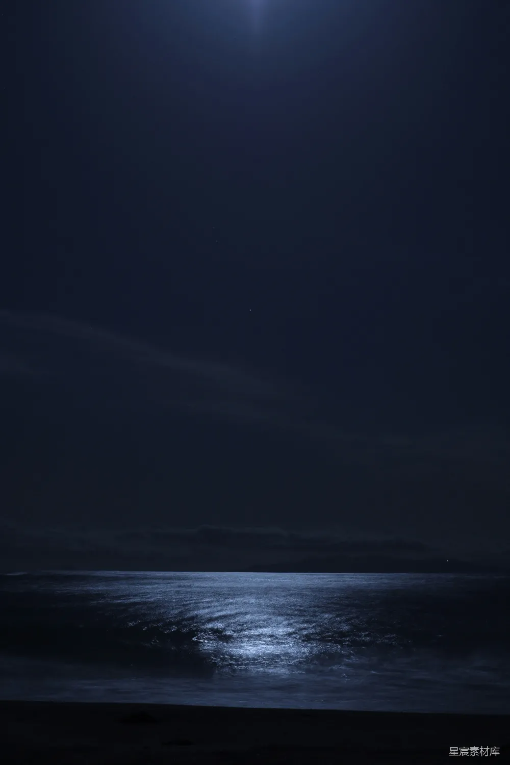 高清摄影 满月照亮夜晚的海洋