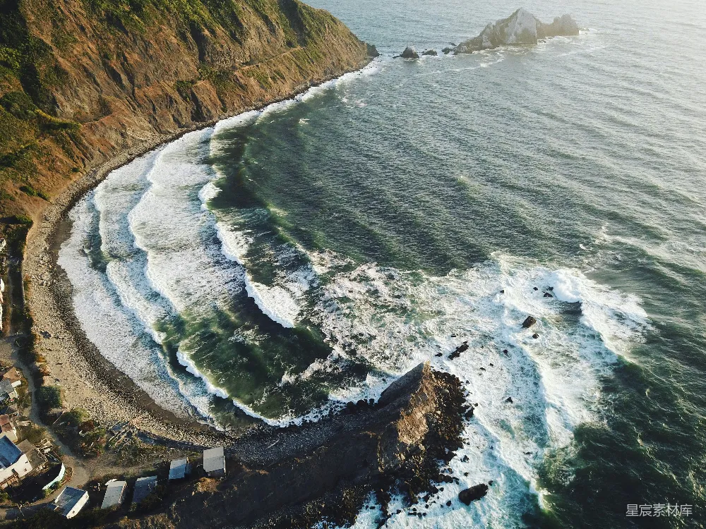 高清摄影 白天的海浪在岸边拍打的空中俯视景象