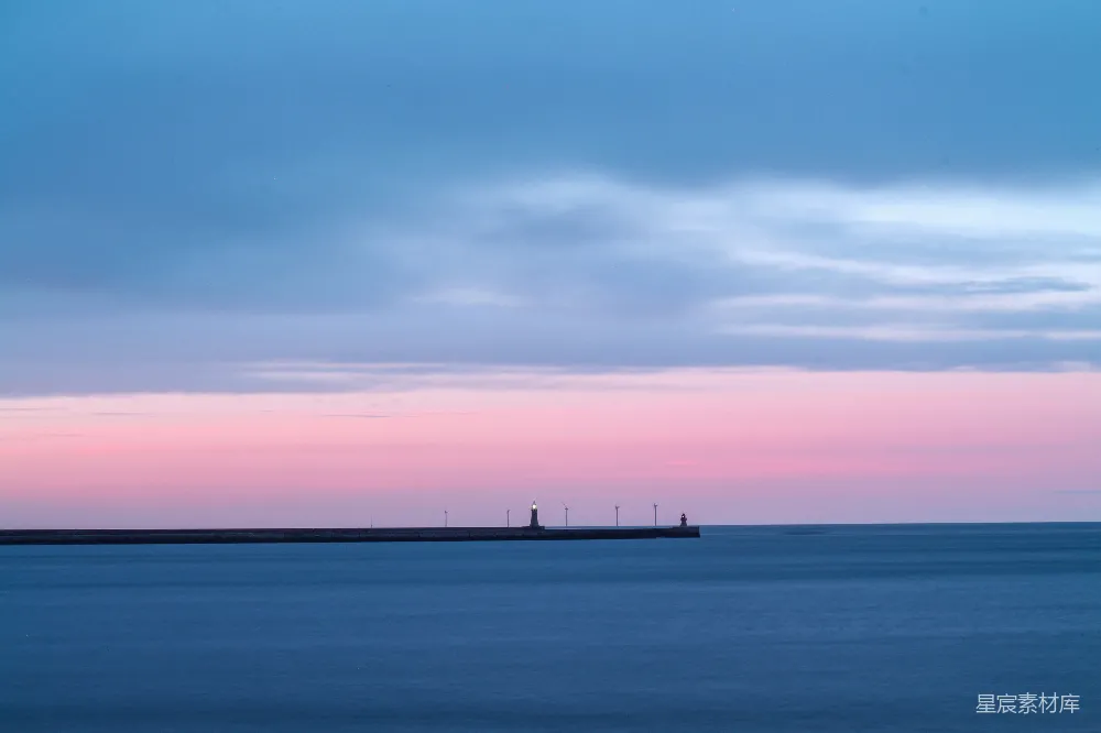 高清摄影 夕阳下海面上的人影轮廓