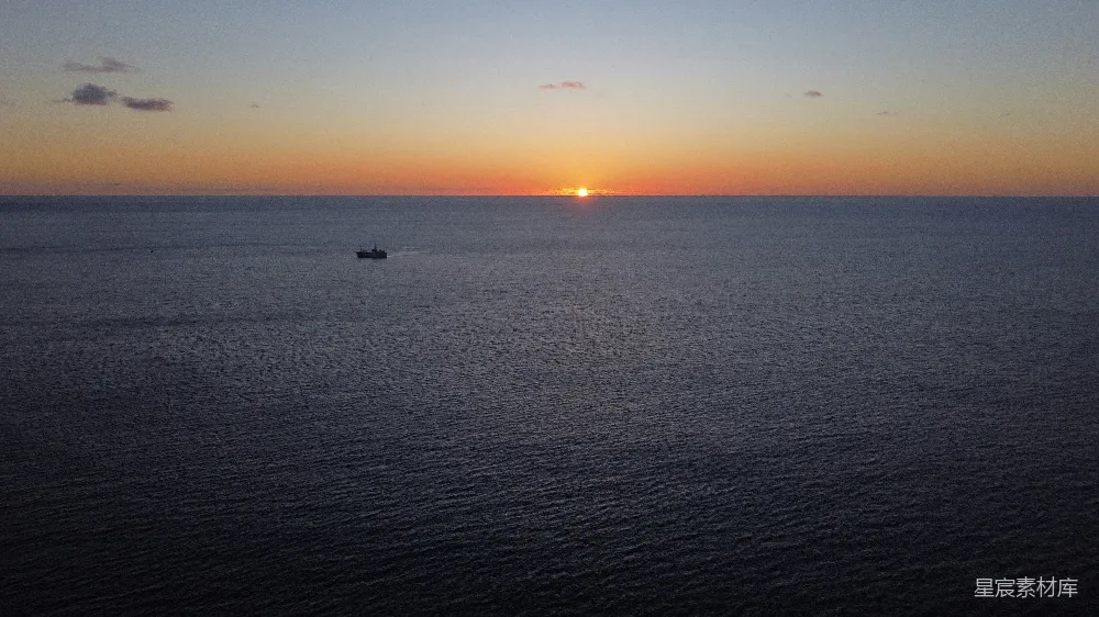 高清摄影 海上的小船在夕阳西下时