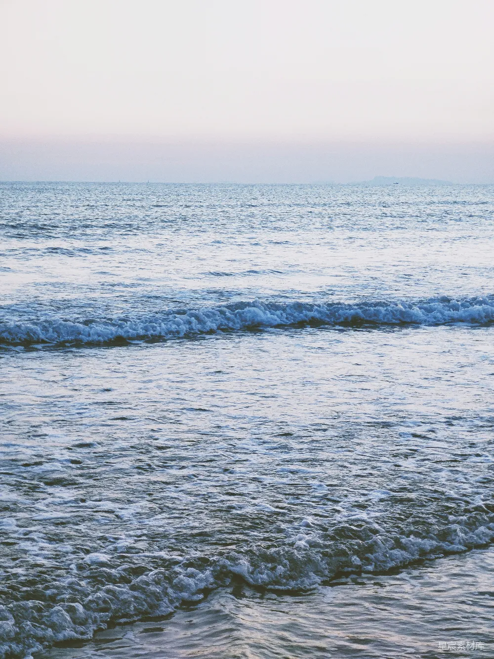 高清摄影 灰天空中日间波涛汹涌的海浪