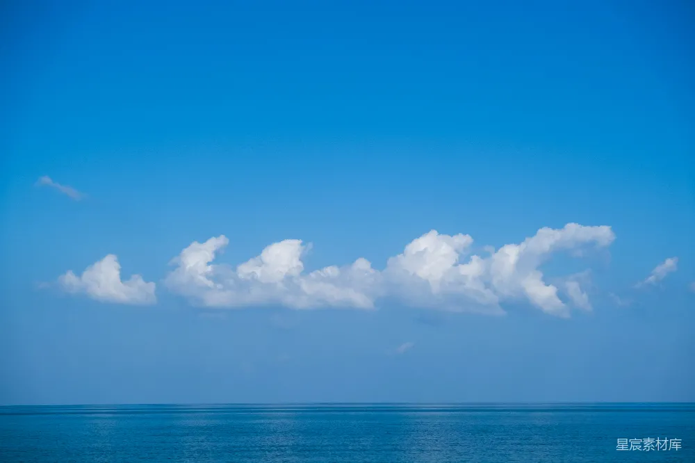 高清摄影 一架飞机在蓝天白云下飞越海洋