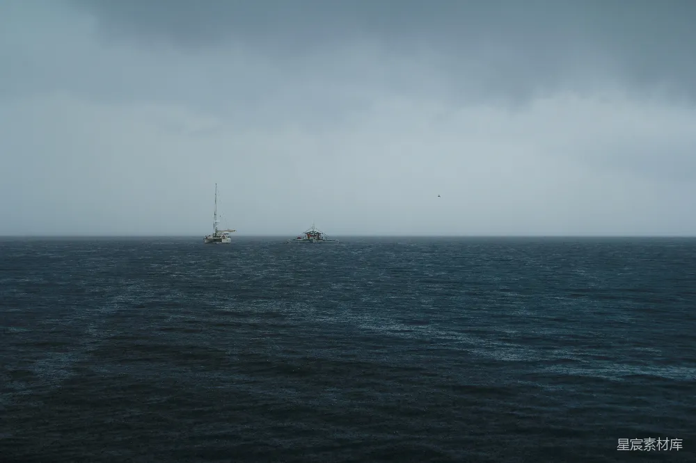 高清摄影 黑暗暴风雨中的海面上有两艘船。