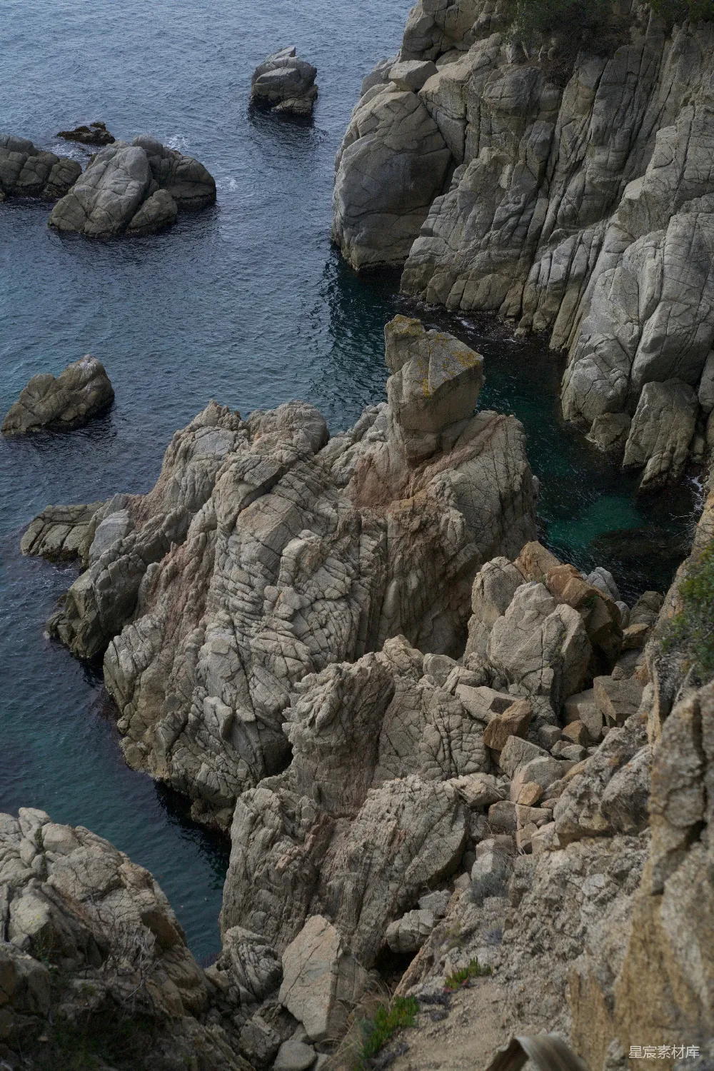 高清摄影 崎岖的海岸线，水波荡漾。