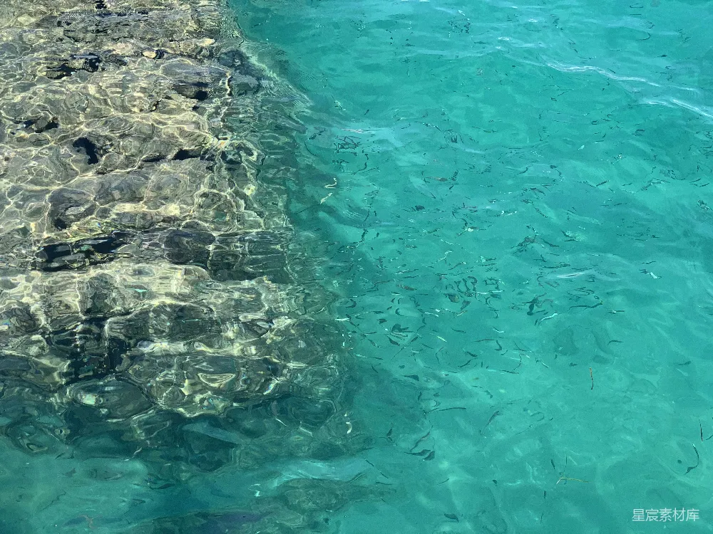高清摄影  一块有岩石和沙滩的水域