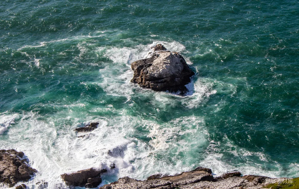 高清摄影 一片岩石海岸，波浪冲击着岩石。