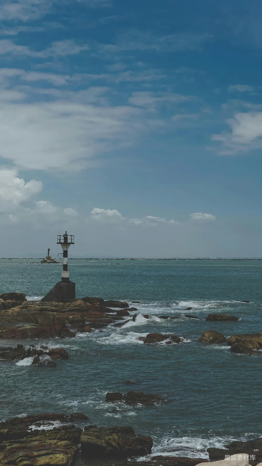 高清摄影 海岸岩石上的灯塔