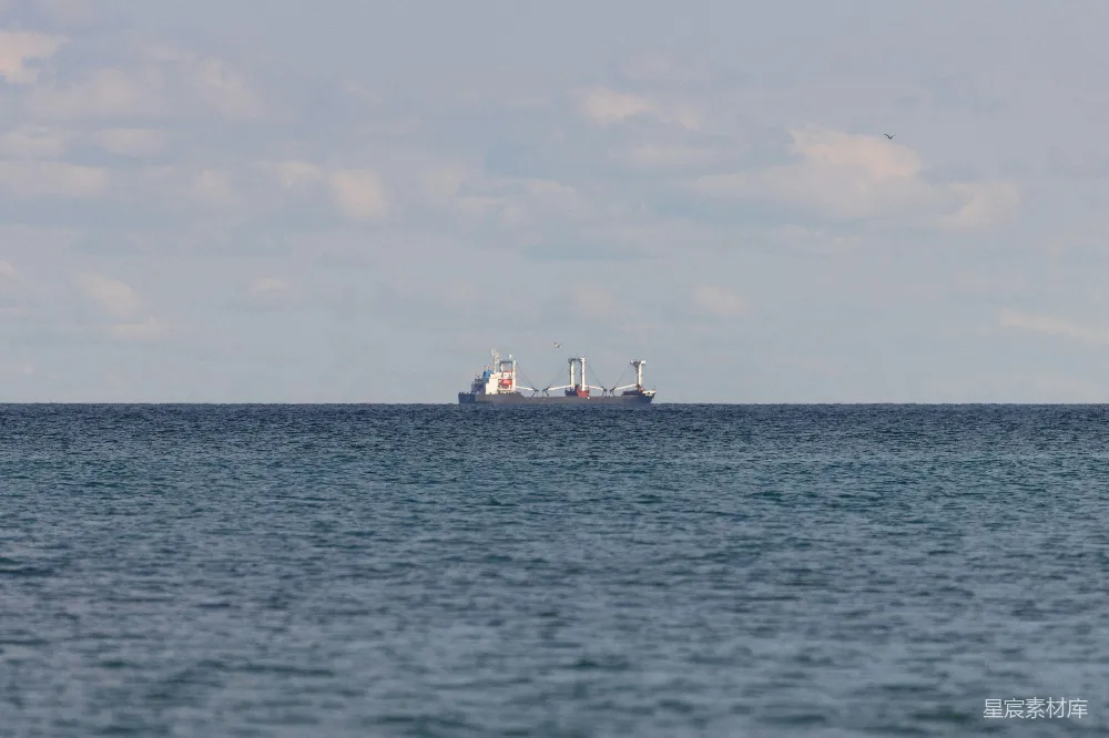 高清摄影 大船漂浮在一大片水面上