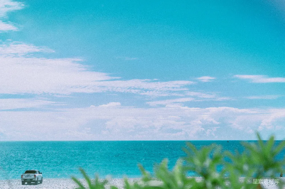 高清摄影  一辆车停在海滩旁边面向大海。