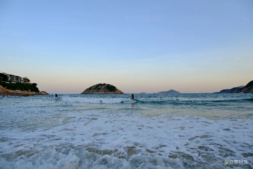 高清摄影 一群人在波浪上骑着冲浪板的人群