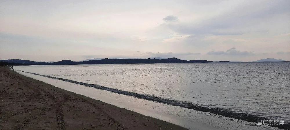 高清摄影 山间白云下的水面在白天