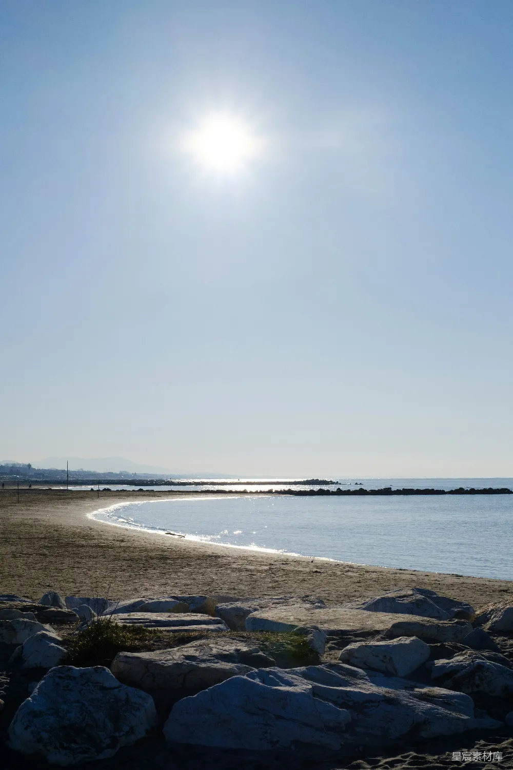 高清摄影  海滩上的水面正沐浴在阳光中