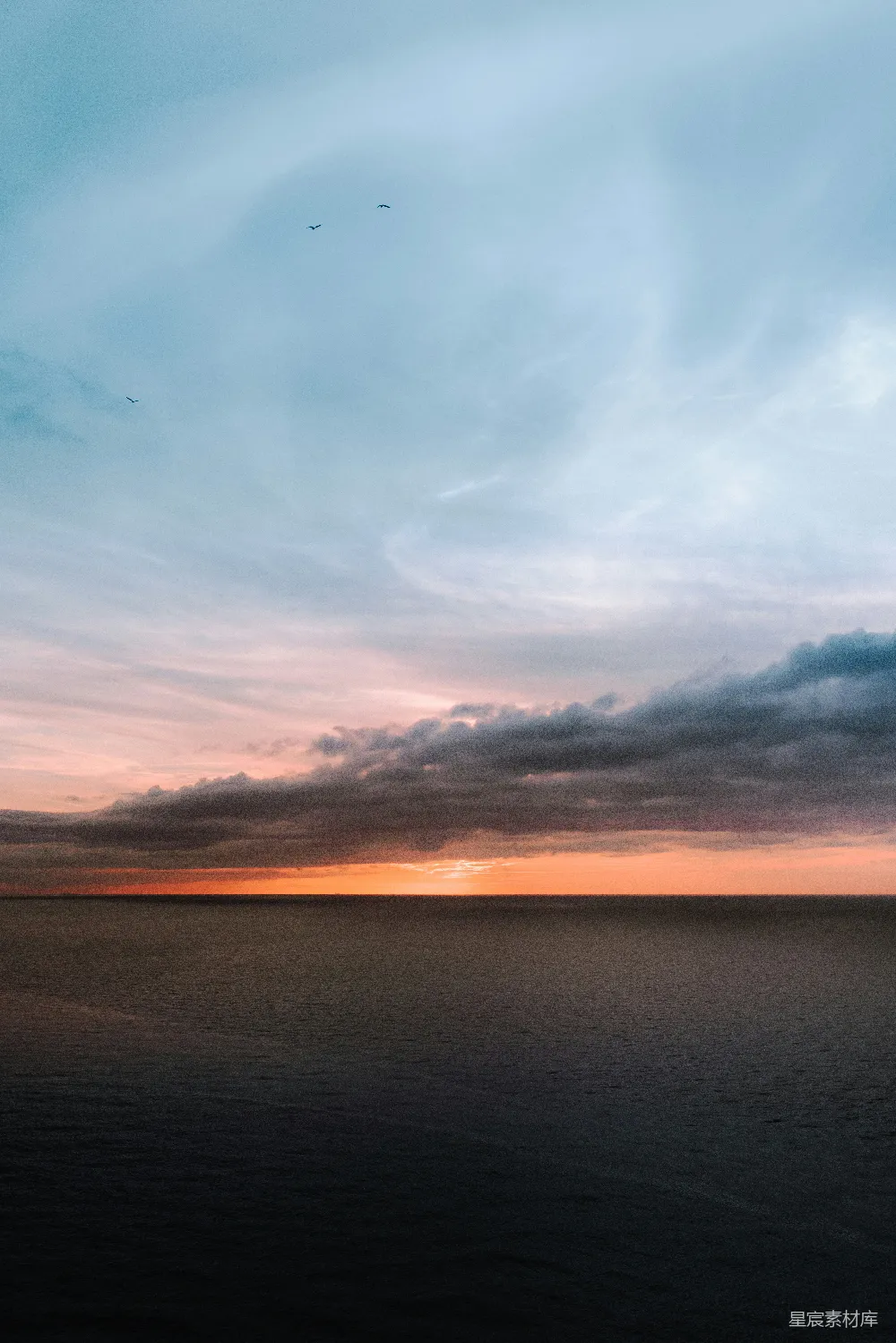 高清摄影 夕阳西下在海洋的地平线上