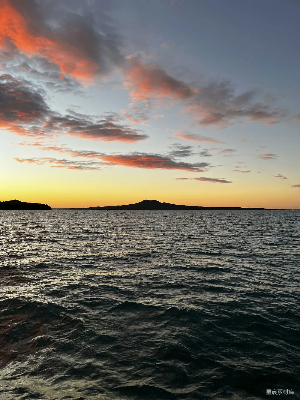 高清摄影 一幅夕阳下的水景图
