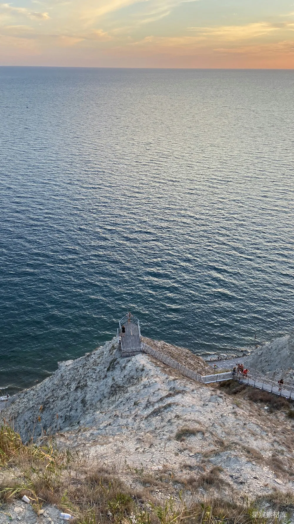 高清摄影 白天水体上灰色混凝土码头的景象