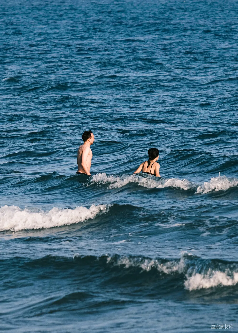 高清摄影 一个男人和一个女人在海洋中