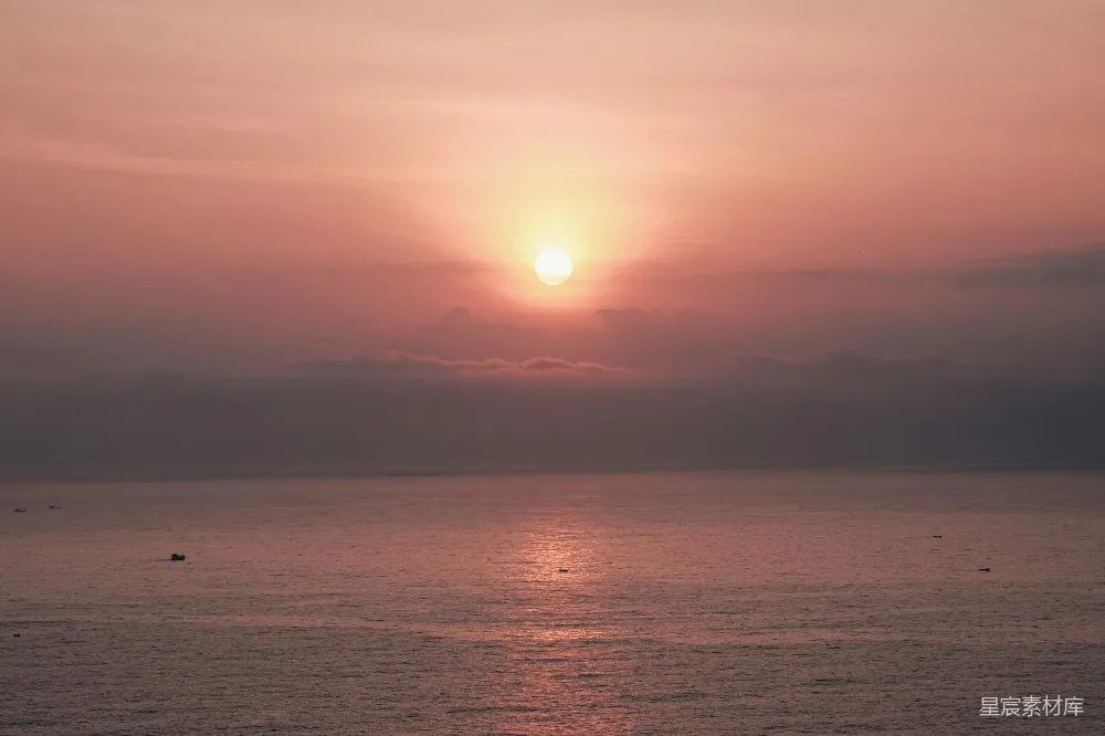 高清摄影 背景中有一大片水面，夕阳西下。
