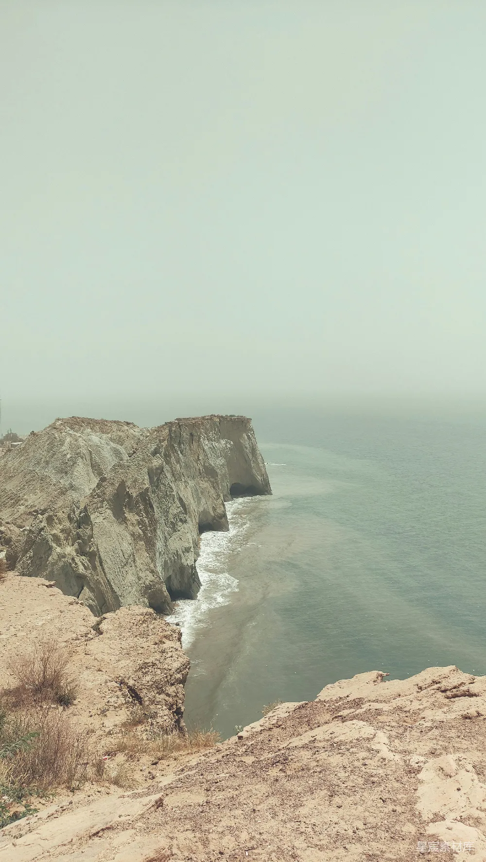 高清摄影 旅行 海边悬崖上站立的人