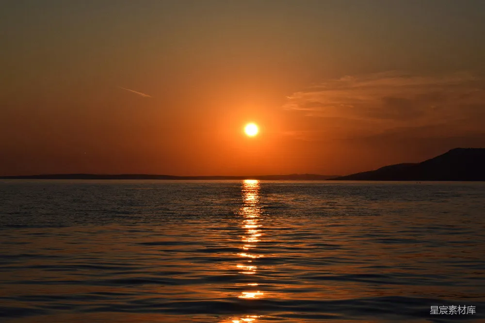 高清摄影 夕阳落下水面之上