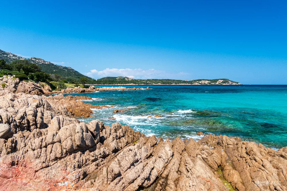 高清摄影 一块岩石嶙峋的海滩，清澈蔚蓝的海水