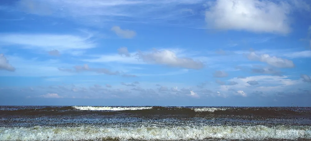 高清摄影 一个骑着冲浪板的人在波浪上