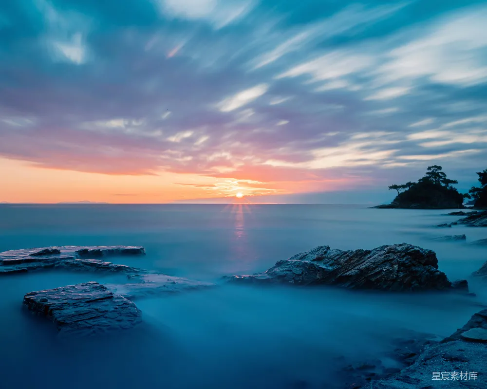 高清摄影 夕阳西下，映照着海边的岩石。