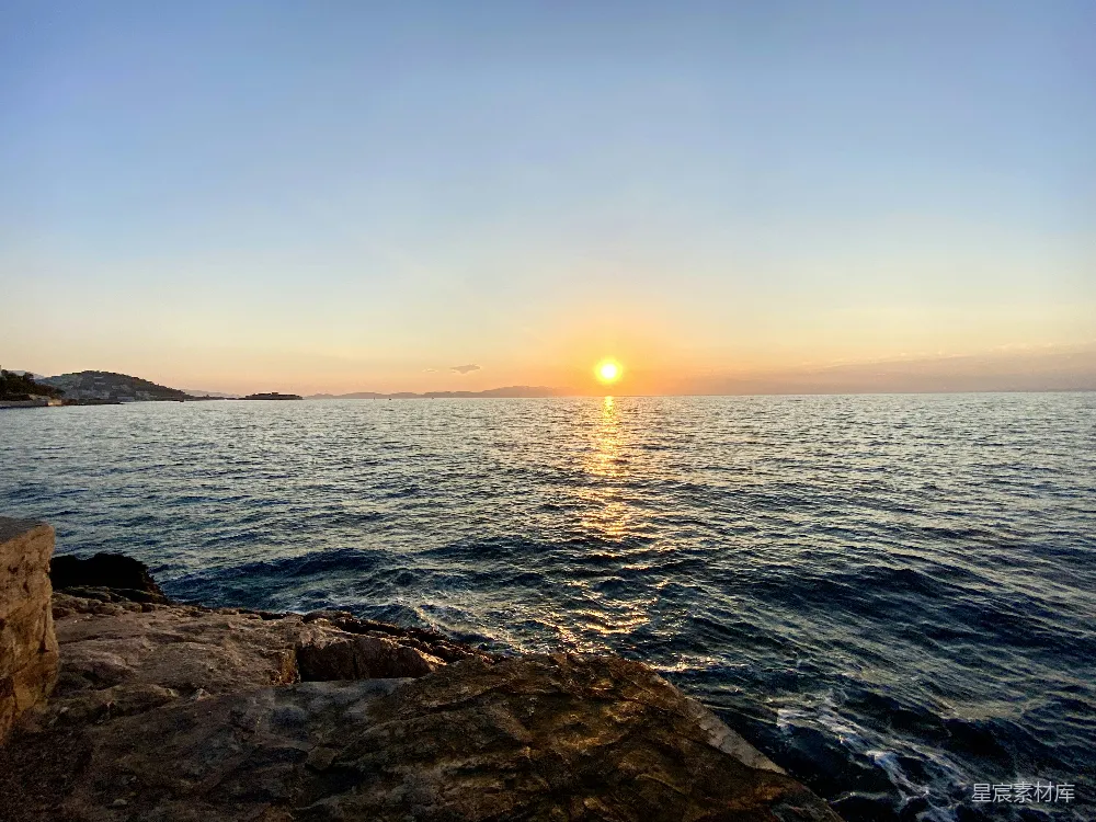 高清摄影 海滩上的太阳正落下水面