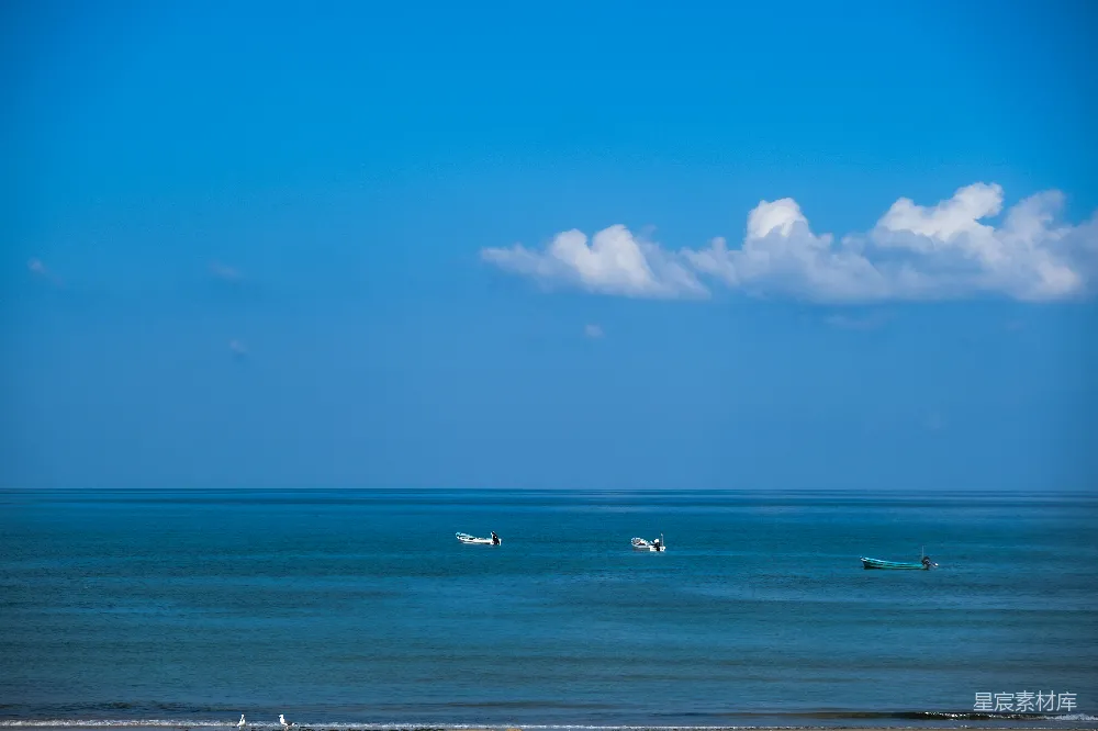 高清摄影 几艘船漂浮在一大片水面上