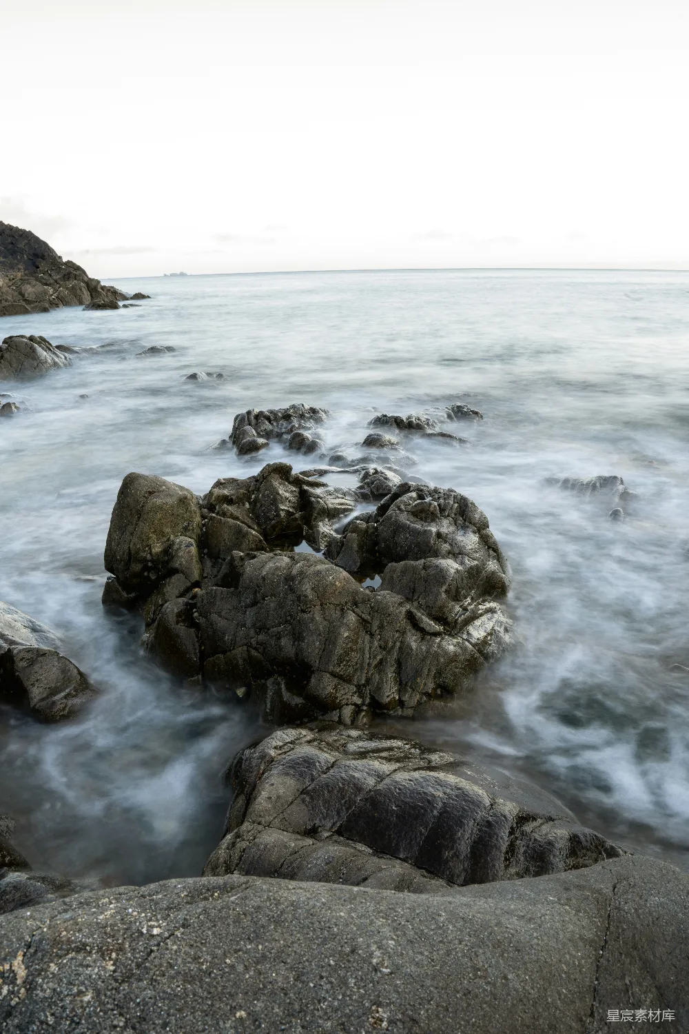 高清摄影 岩石嶙峋的海边，海浪拍打
