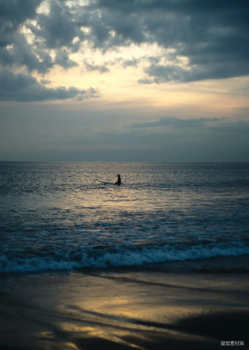 高清摄影 白天有人在海浪上冲浪
