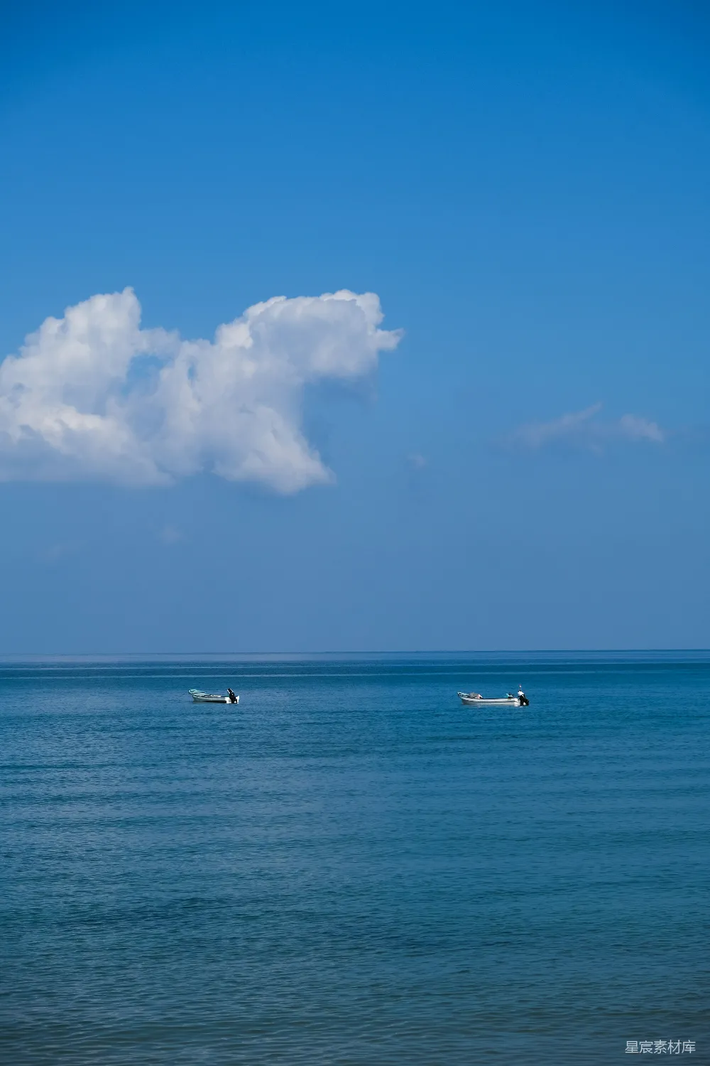 高清摄影  几艘船漂浮在一大片水面上