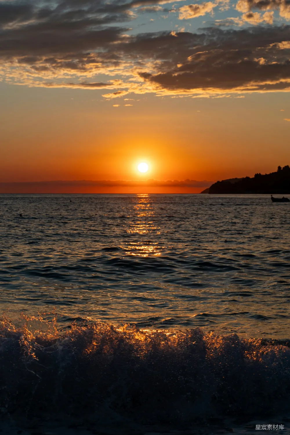 高清摄影 夕阳下的大海，波澜轻柔