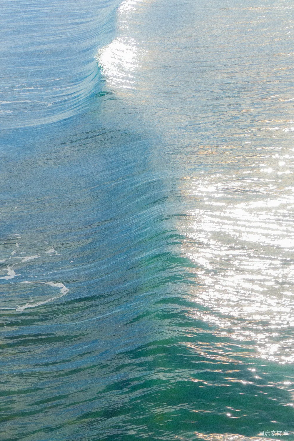 高清摄影 一个男人骑在冲浪板上 surfing一朵波浪