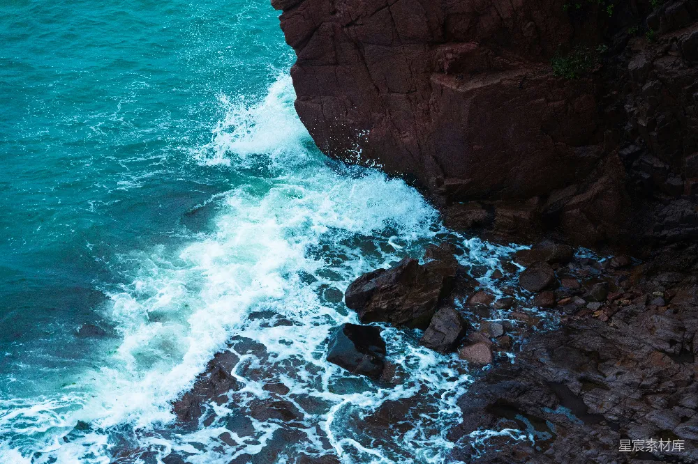 高清摄影 白天海浪拍击岩石海岸