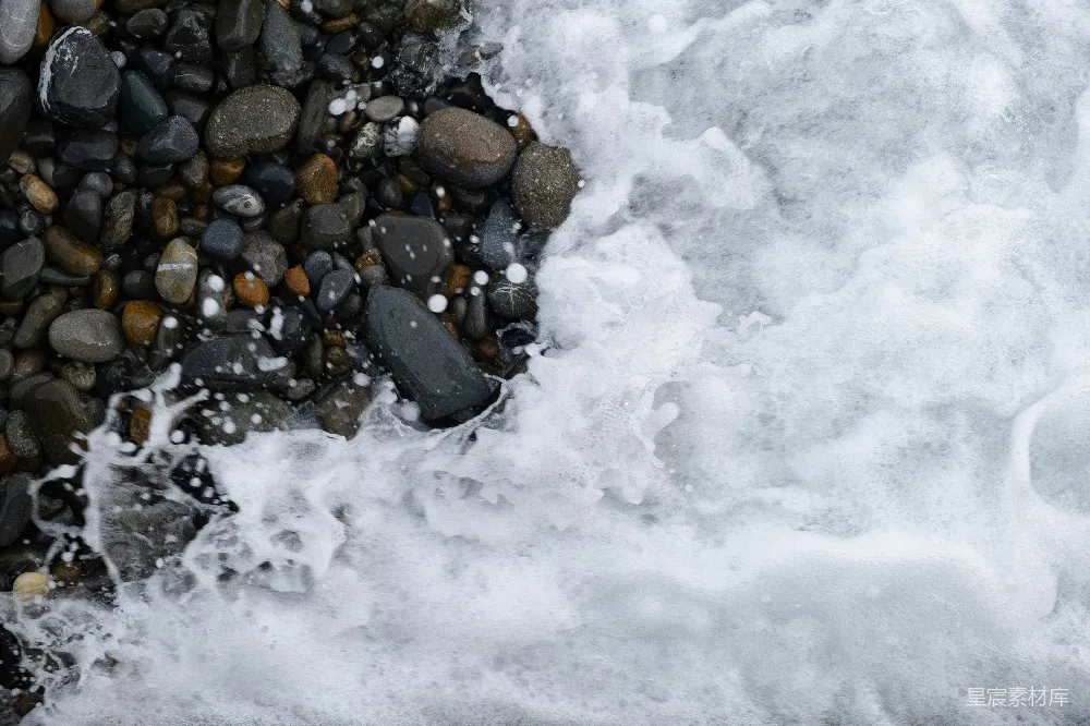 高清摄影 棕色和黑色石头覆盖在雪地之上
