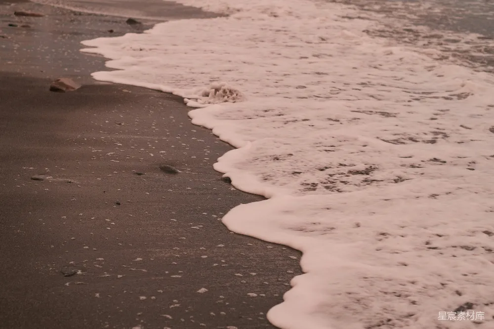 高清摄影 白天海浪拍打在岸边
