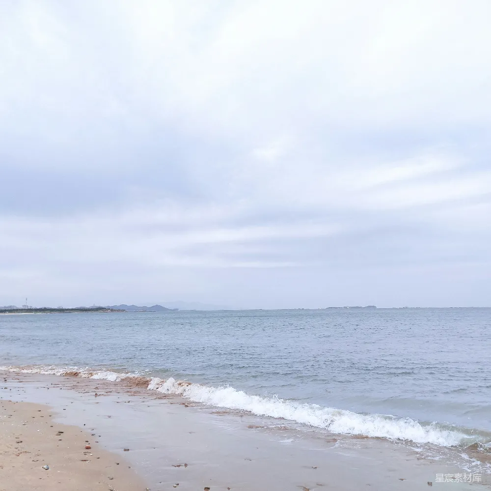 高清摄影 白天海浪拍打在海岸上