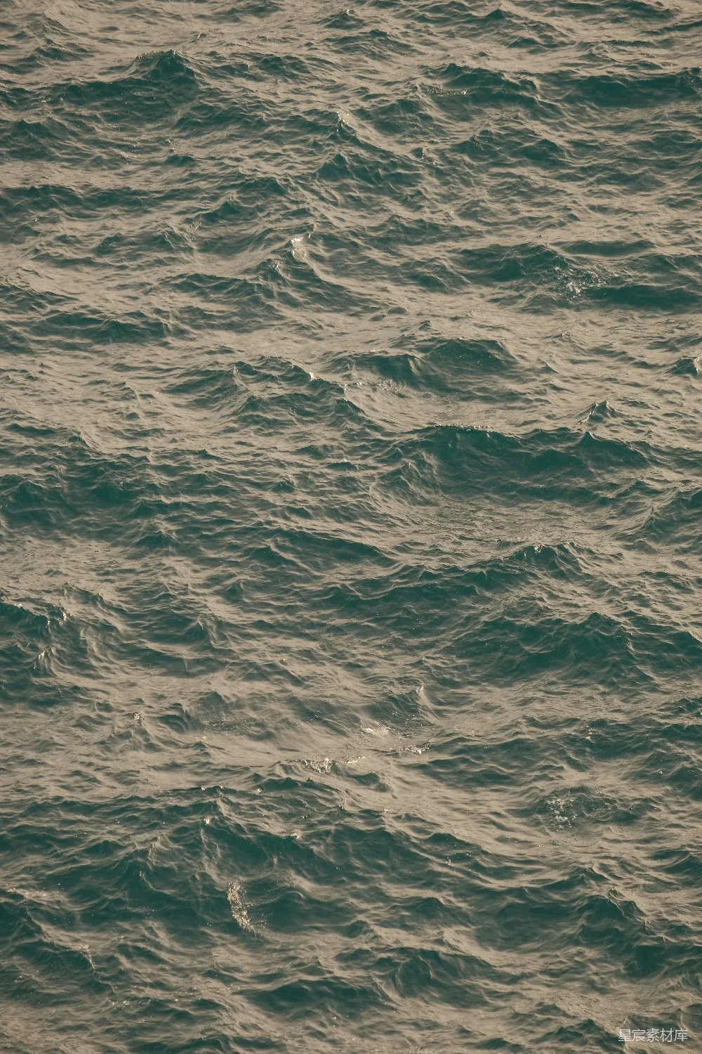 高清摄影 波光粼粼的海浪在阴沉的天空下荡漾。