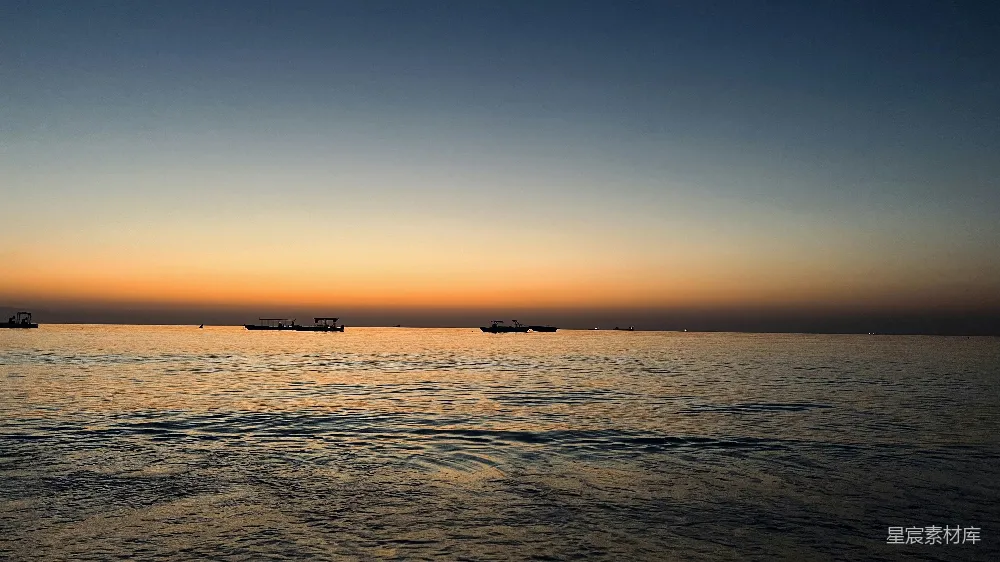 高清摄影 旅行 自然 壁纸 一群船只漂浮在一大片水体上