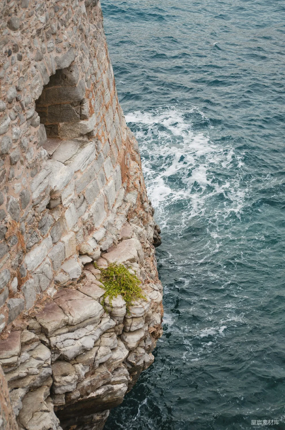 高清摄影 海边白天建石头结构