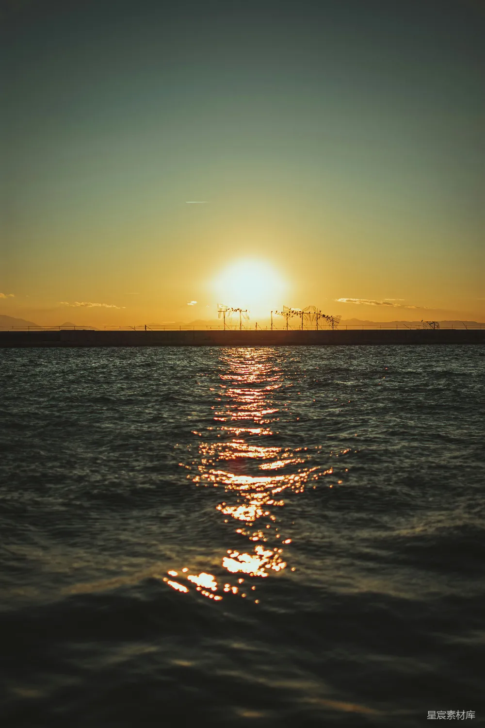 高清摄影 夕阳映照在一片水域之上