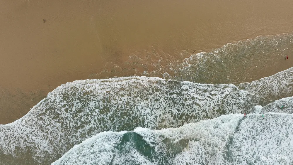 高清摄影 海滩上空俯瞰的画面，海浪涌来。
