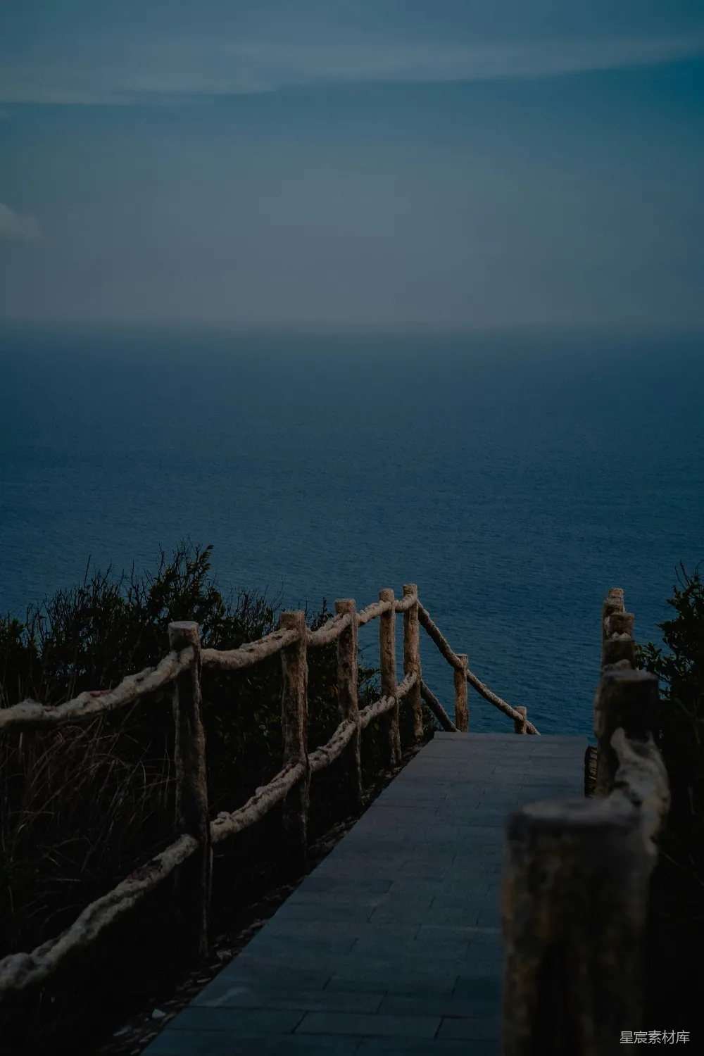 高清摄影 夜晚通往海边的一条木制走道