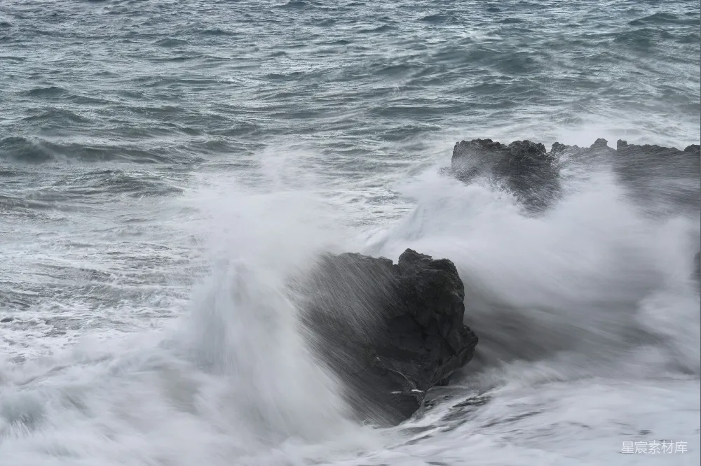 高清摄影 海浪撞击着黑暗的岩石海岸