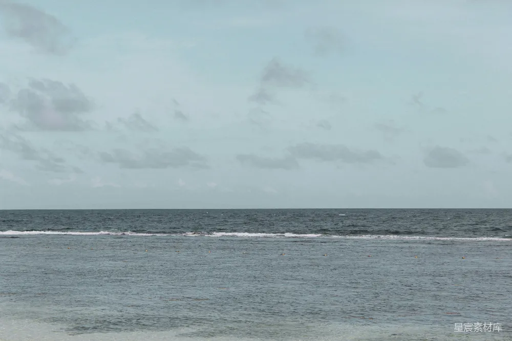 高清摄影 海边一名男子站在冲浪板上 surfing atop a wave in the ocean